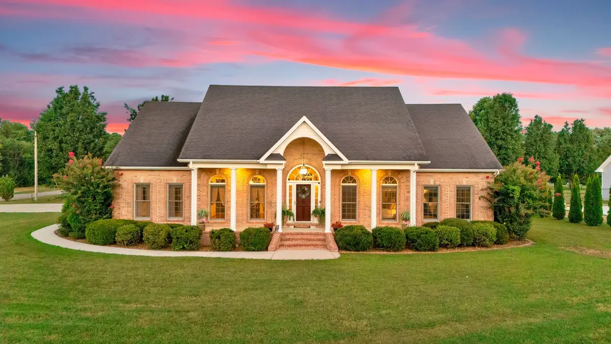 594 Waters Edge Dr, Estill Springs, TN 37330 - #1