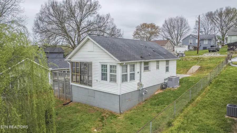 1009 E 1st Ave, Lenoir City, TN 37771 - #3