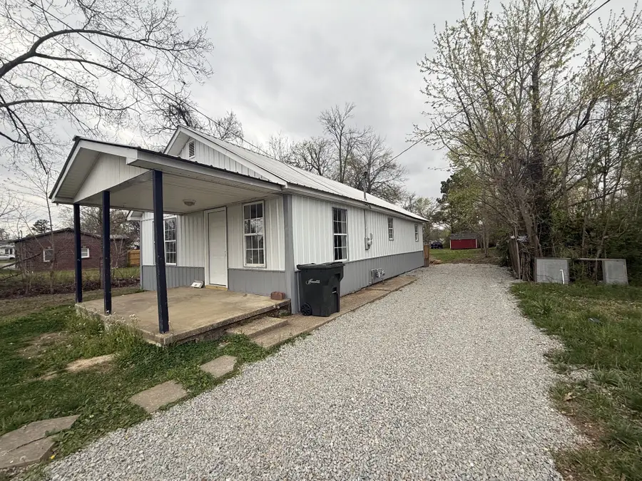 209 W 3rd Ave, Hohenwald, TN 38462 - #2