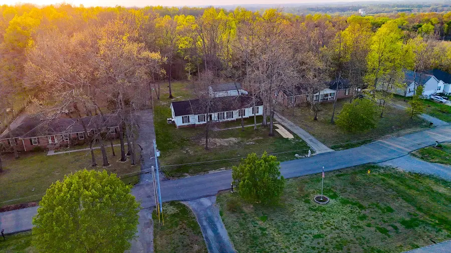 331 Hilltop Dr, Shelbyville, TN 37160 - #2