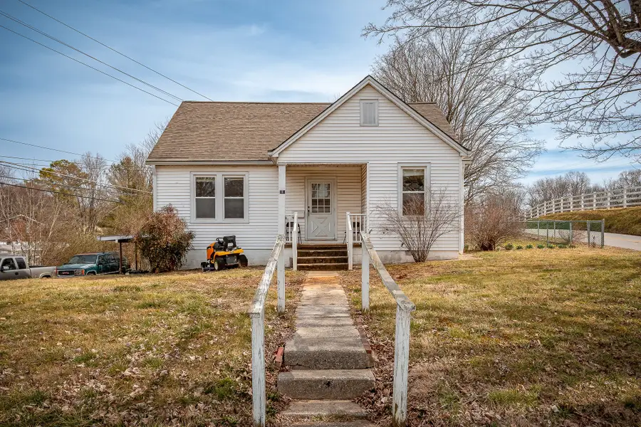 304 S Young St, Sparta, TN 38583 - #2
