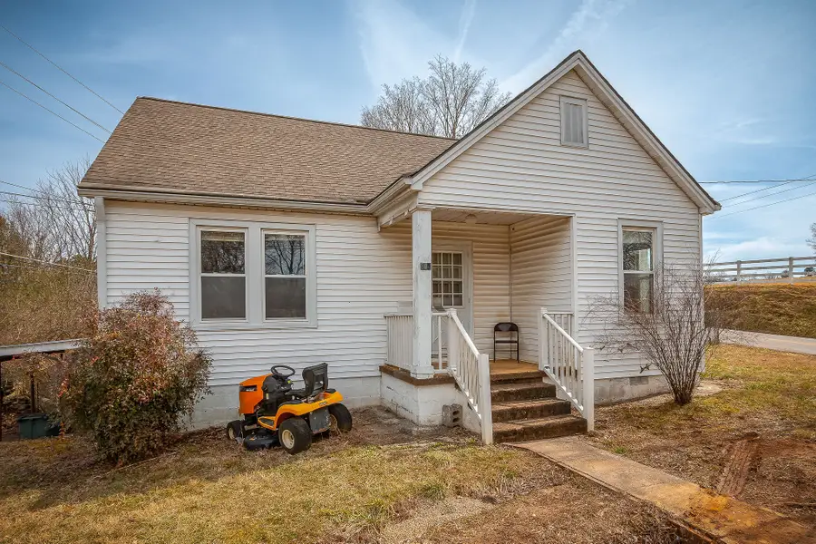 304 S Young St, Sparta, TN 38583 - #3