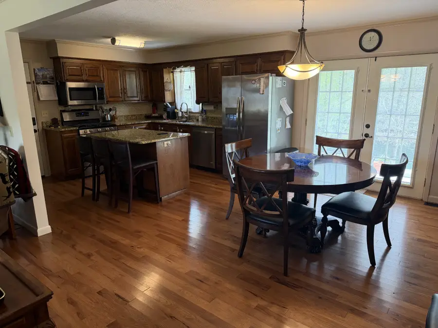 906 Riverside Cir, Celina, TN 38551 - #2