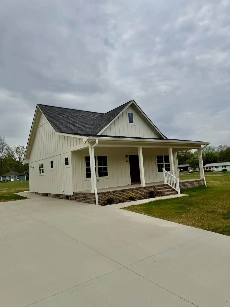 909 Hickory St, Lawrenceburg, TN 38464 - #2