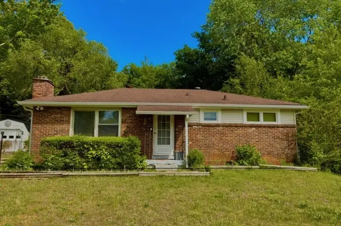 819 Country Club Dr, Clarksville, TN 37043 - #1