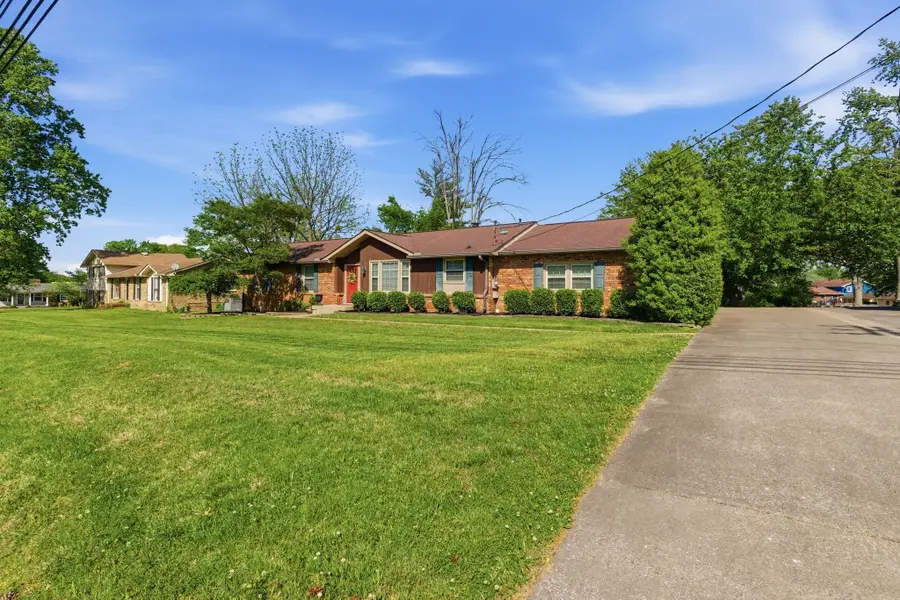 423 Walton Ferry Rd, Hendersonville, TN 37075 - #2