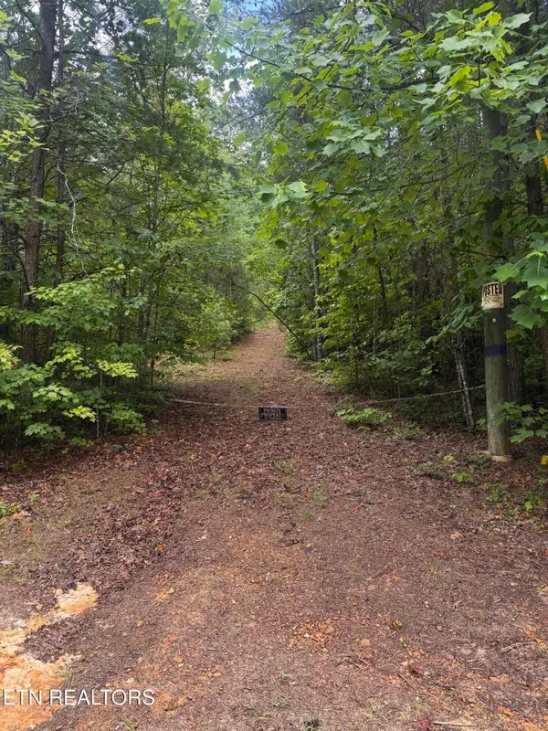 8 Bear Rd, Tallassee, TN 37878