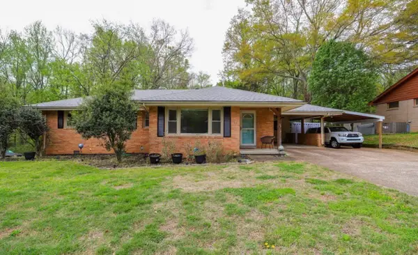 311 Oakwood Ln, Paris, TN 38242