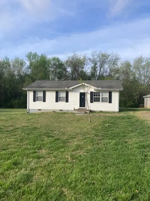 1040 Rebecca Dr, Burns, TN 37029