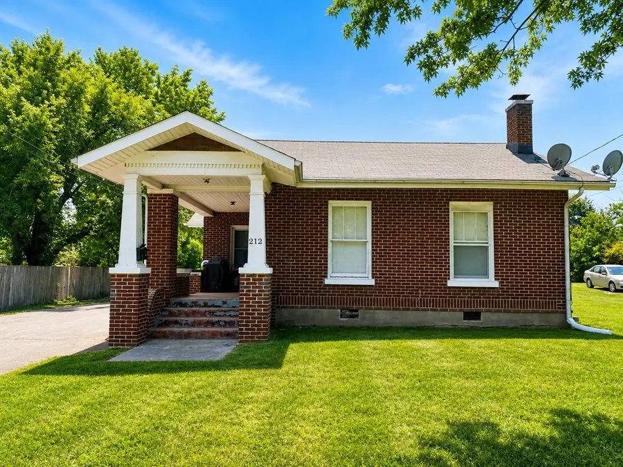 212 W End Ave, Dickson, TN 37055 - #2