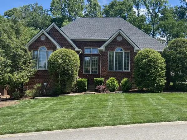 8013 Montcastle Dr, Nashville, TN 37221