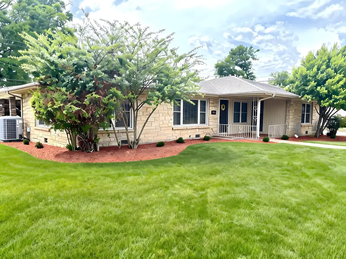 909 N Cave St N, Tuscumbia, AL 35674 - #1