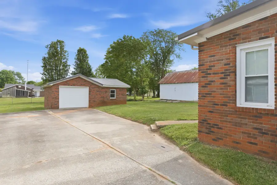 305 Franklin St, Cowan, TN 37318 - #3