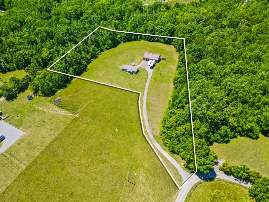 5555 King Robert Ln, Westmoreland, TN 37186 - #3