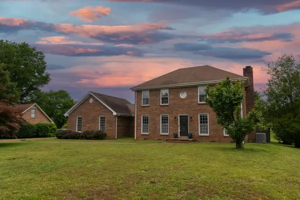 522 W Point Dr, Clarksville, TN 37043
