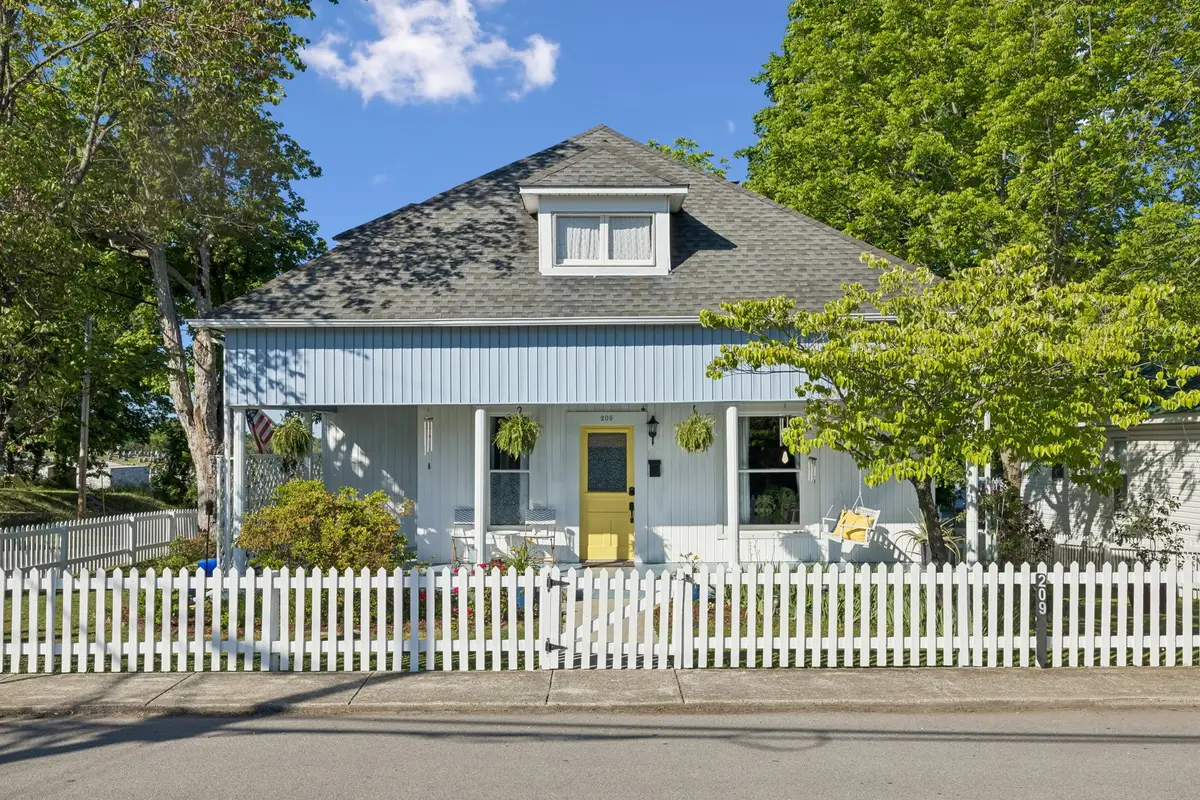209 Murrell St, Dickson, TN 37055 - #1