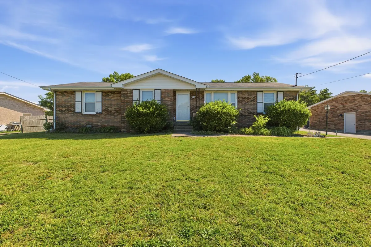 105 S Valley Rd, Hendersonville, TN 37075 - #1