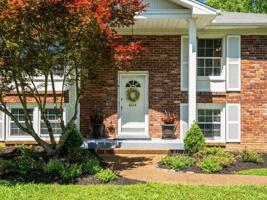 604 Meadowgreen Dr, Franklin, TN 37069 - #3