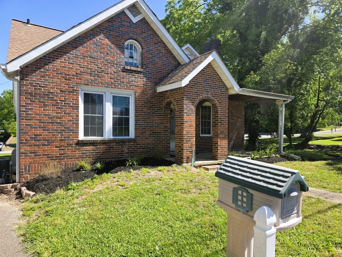 122 W Lake St, Camden, TN 38320 - #1