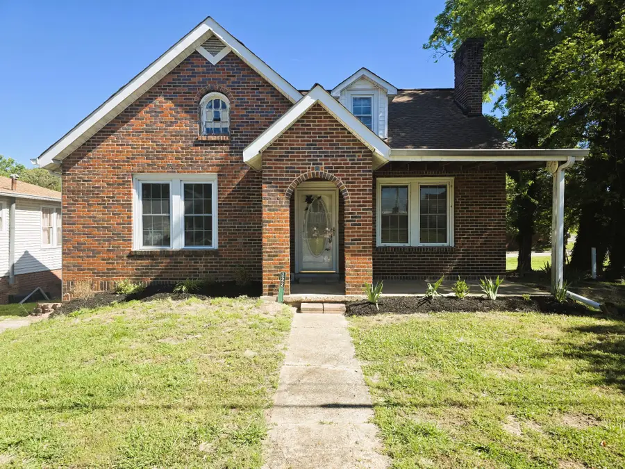 122 W Lake St, Camden, TN 38320 - #2