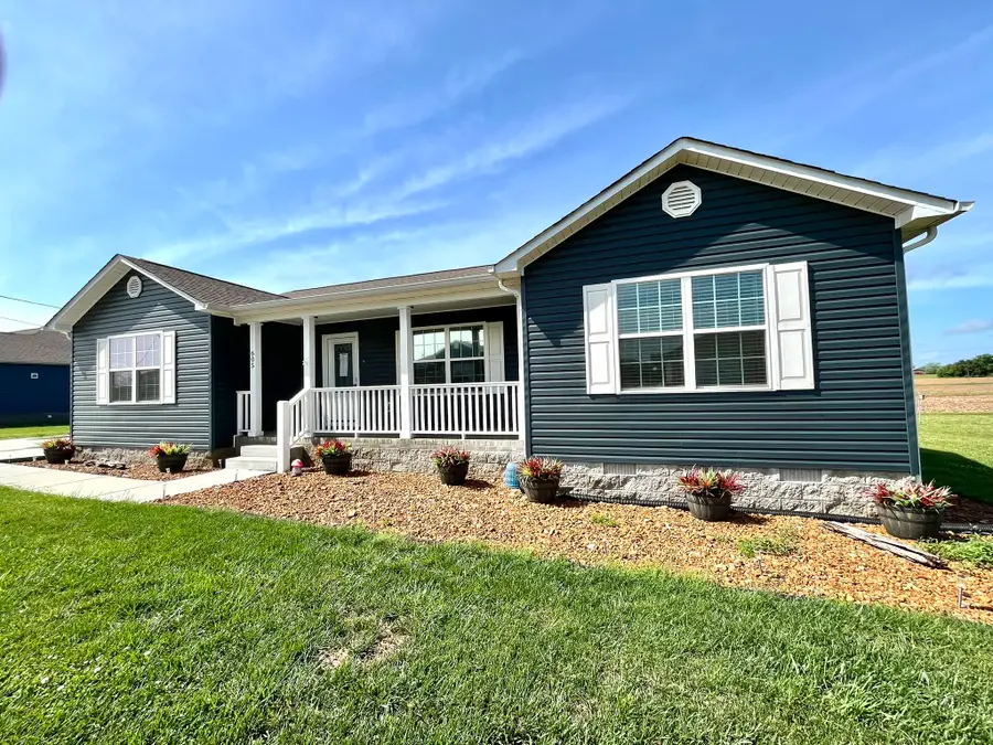 605 Strawberry Dr, Winchester, TN 37398 - #2