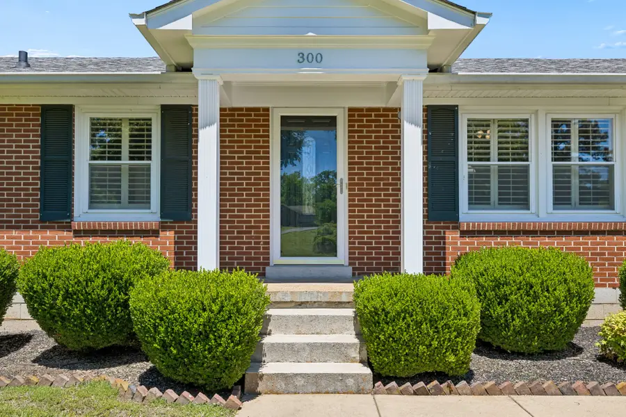 300 Woods Dr, Columbia, TN 38401 - #2
