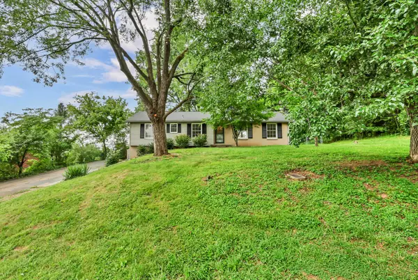 916 Beacon Dr, Clarksville, TN 37043