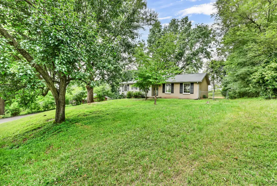 916 Beacon Dr, Clarksville, TN 37043 - #2