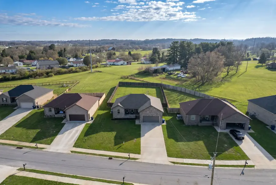 108 Smithfield Dr, Shelbyville, TN 37160 - #3