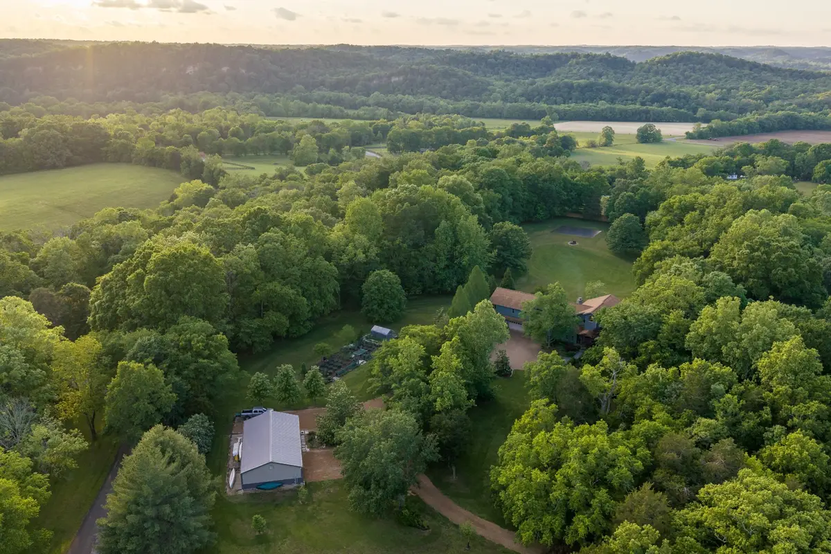 1098 Fred Gibbs Rd, White Bluff, TN 37187 - #1