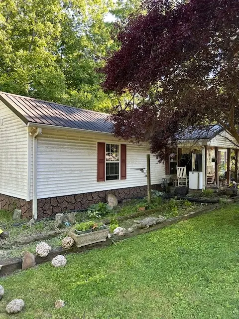 698 Clearview Rd, Cottontown, TN 37048