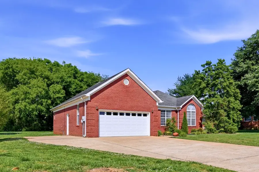 1130 Austin Cir, Lawrenceburg, TN 38464 - #2