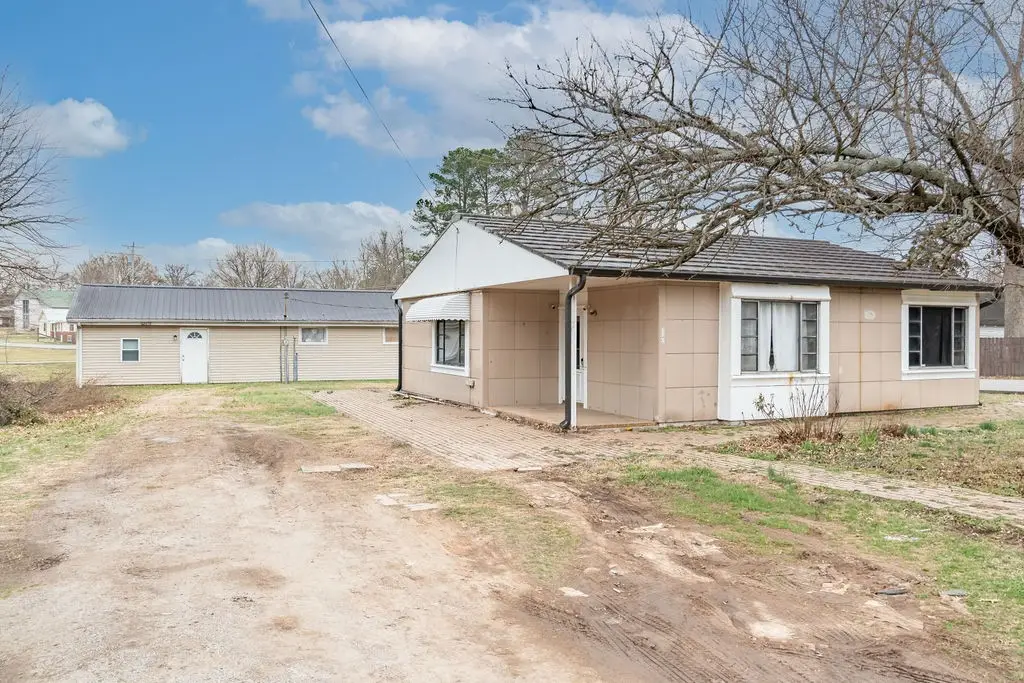 439 W Park St, Guthrie, KY 42234 - #1