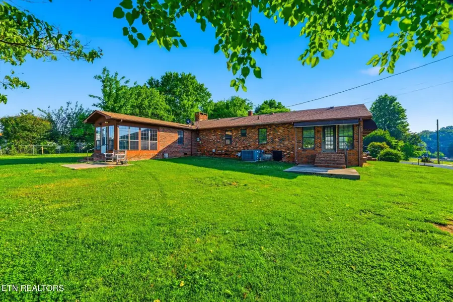 924 E Madison Ave, Athens, TN 37303 - #2