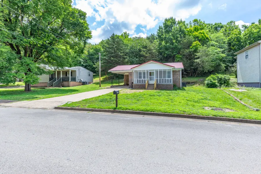 341 Valley View Dr, Pulaski, TN 38478 - #2