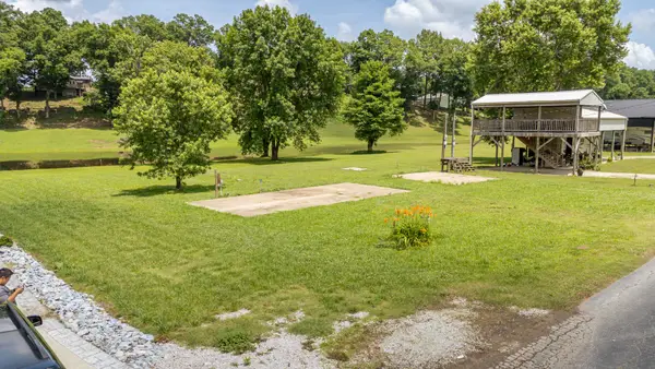 694 River Rd, Clifton, TN 38425