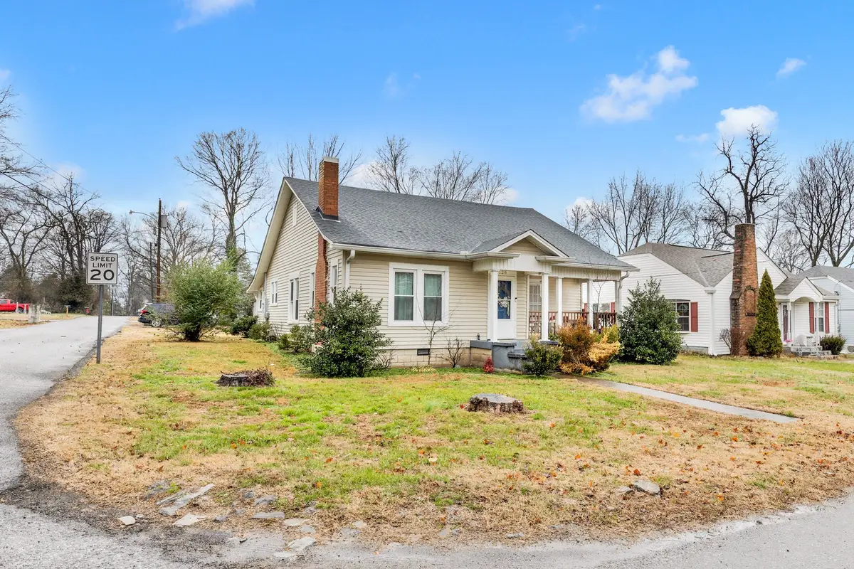 128 W Jackson St, Gallatin, TN 37066 - #1
