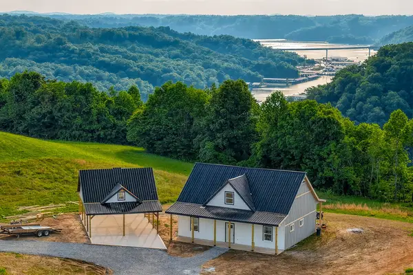 689 Amonett Cir, Byrdstown, TN 38549
