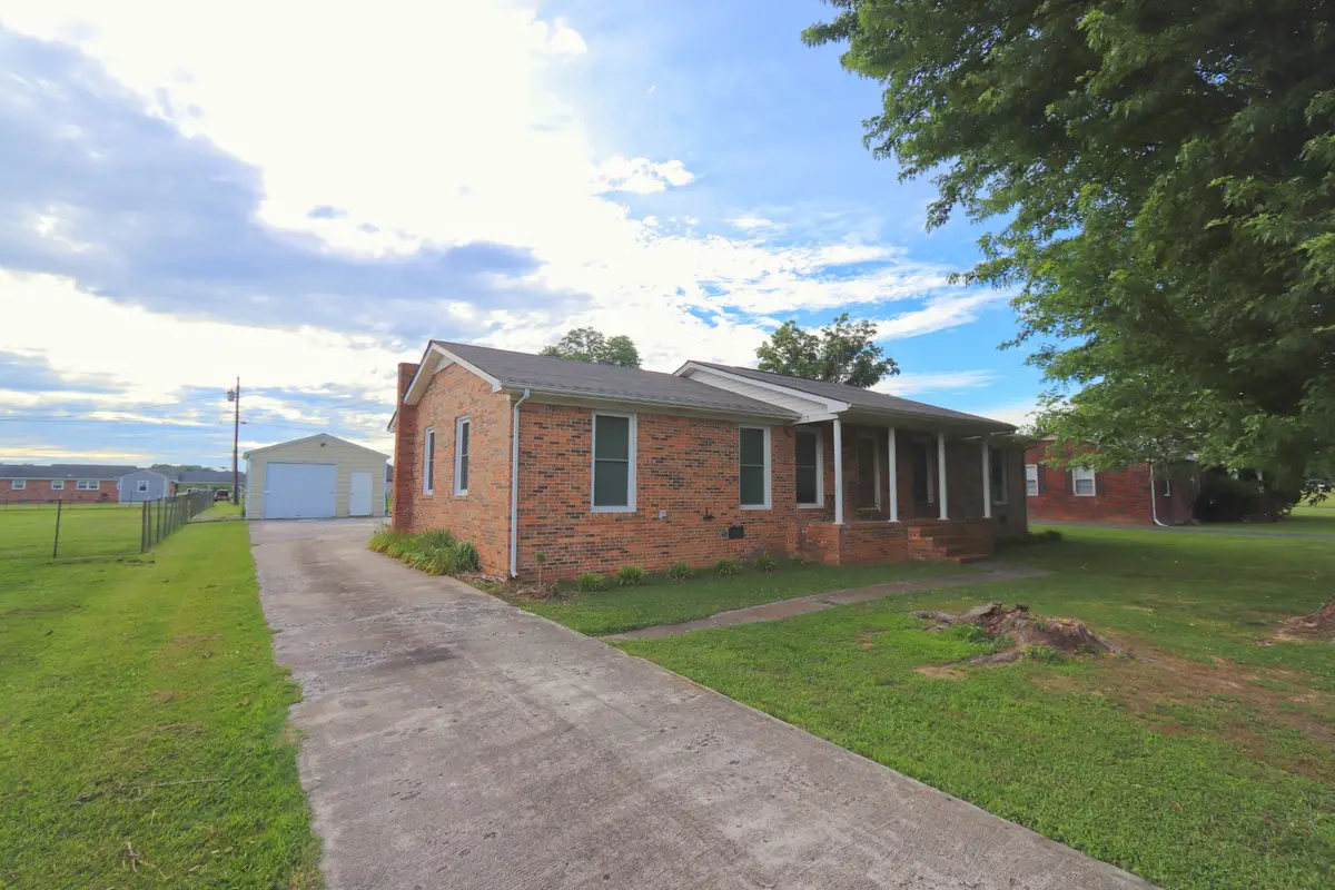 911 Parkway Dr, Smithville, TN 37166 - #1