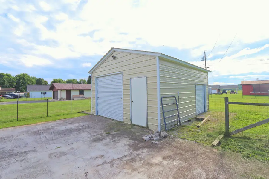 911 Parkway Dr, Smithville, TN 37166 - #3