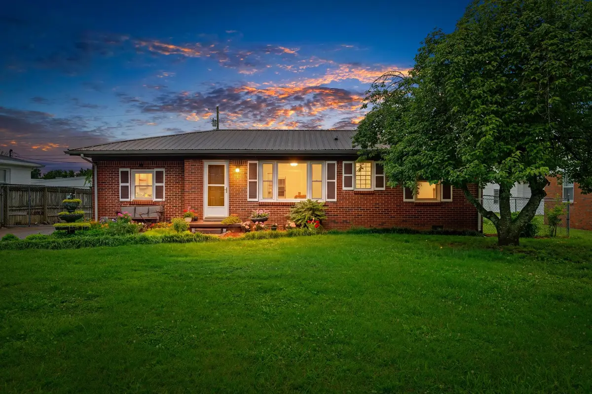 135 Barbara Ave, Gallatin, TN 37066 - #1