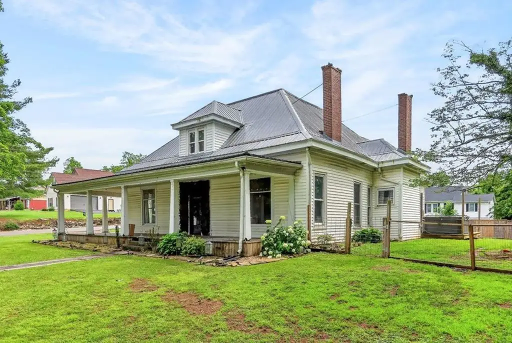 315 Gaines St, Sparta, TN 38583 - #1