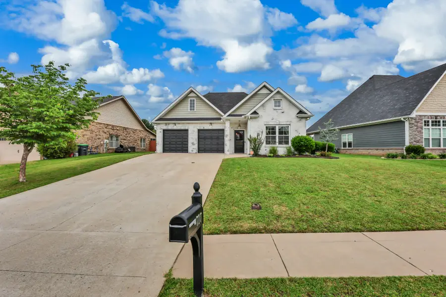 717 Valencia Dr, Clarksville, TN 37043 - #2