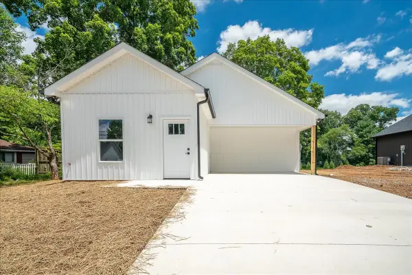 318 1st Ave, Lawrenceburg, TN 38464