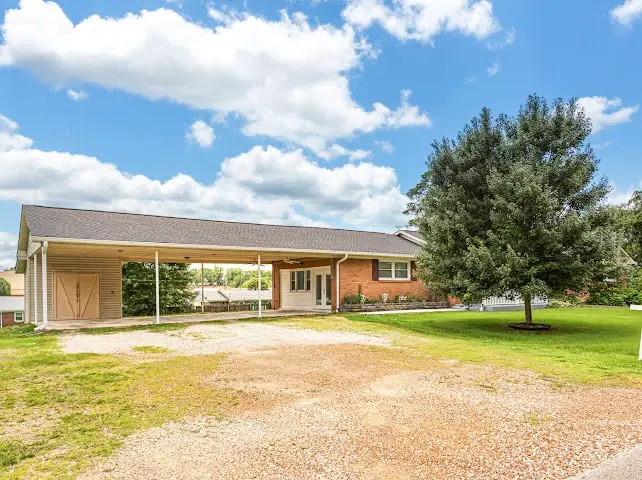 124 W Brooklyn St, Linden, TN 37096 - #3