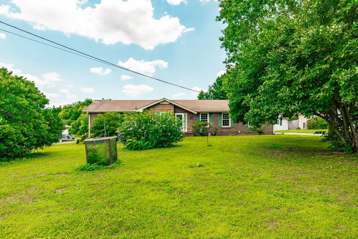 102 Lake Point Dr, Gallatin, TN 37066 - #1