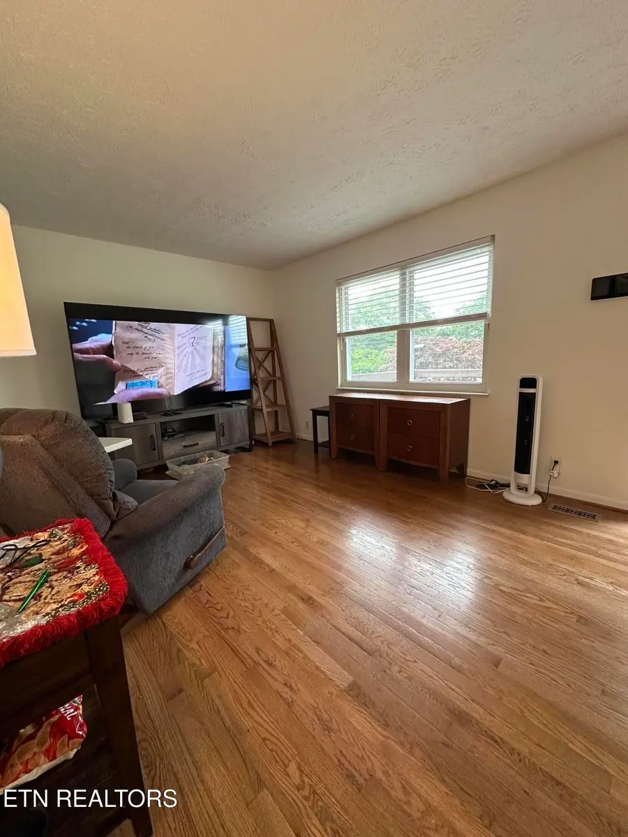 2317 Roundtree Rd, Knoxville, TN 37923 - #2