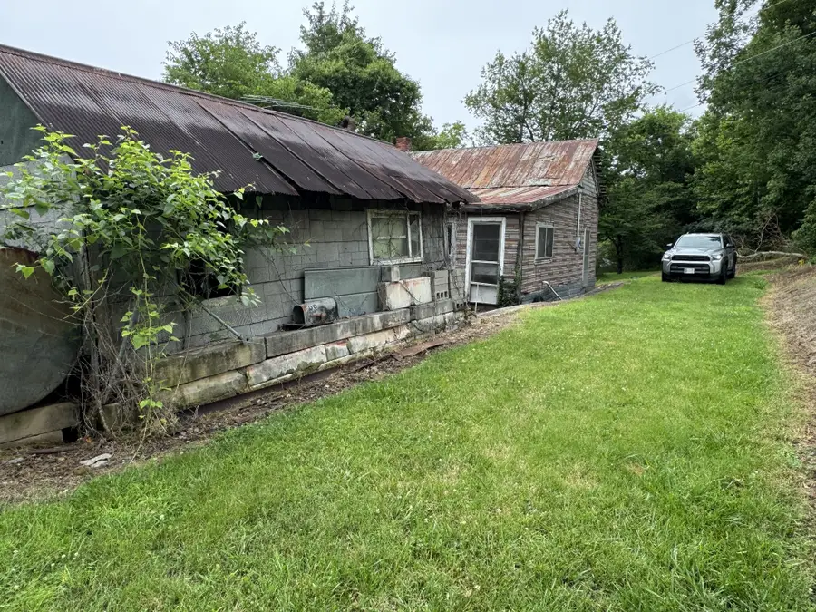 202 Hill St, Erin, TN 37061 - #3