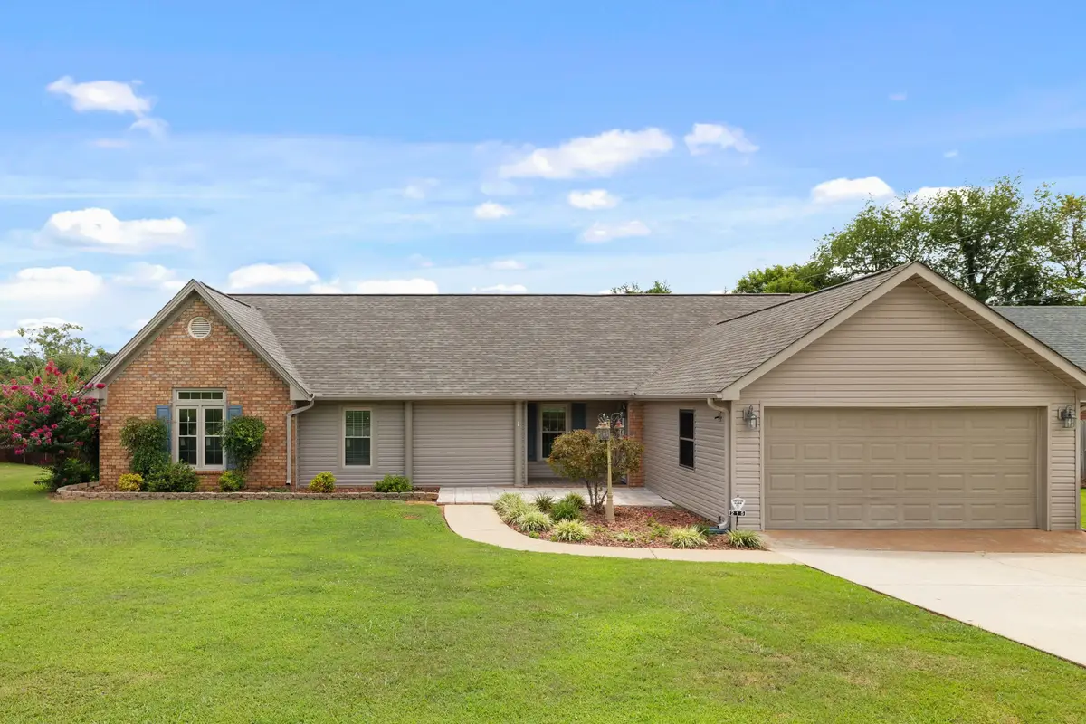215 Oakview Cir, Killen, AL 35645 - #1