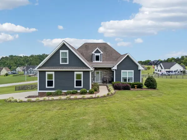 1002 Douglas Ct, Dickson, TN 37055